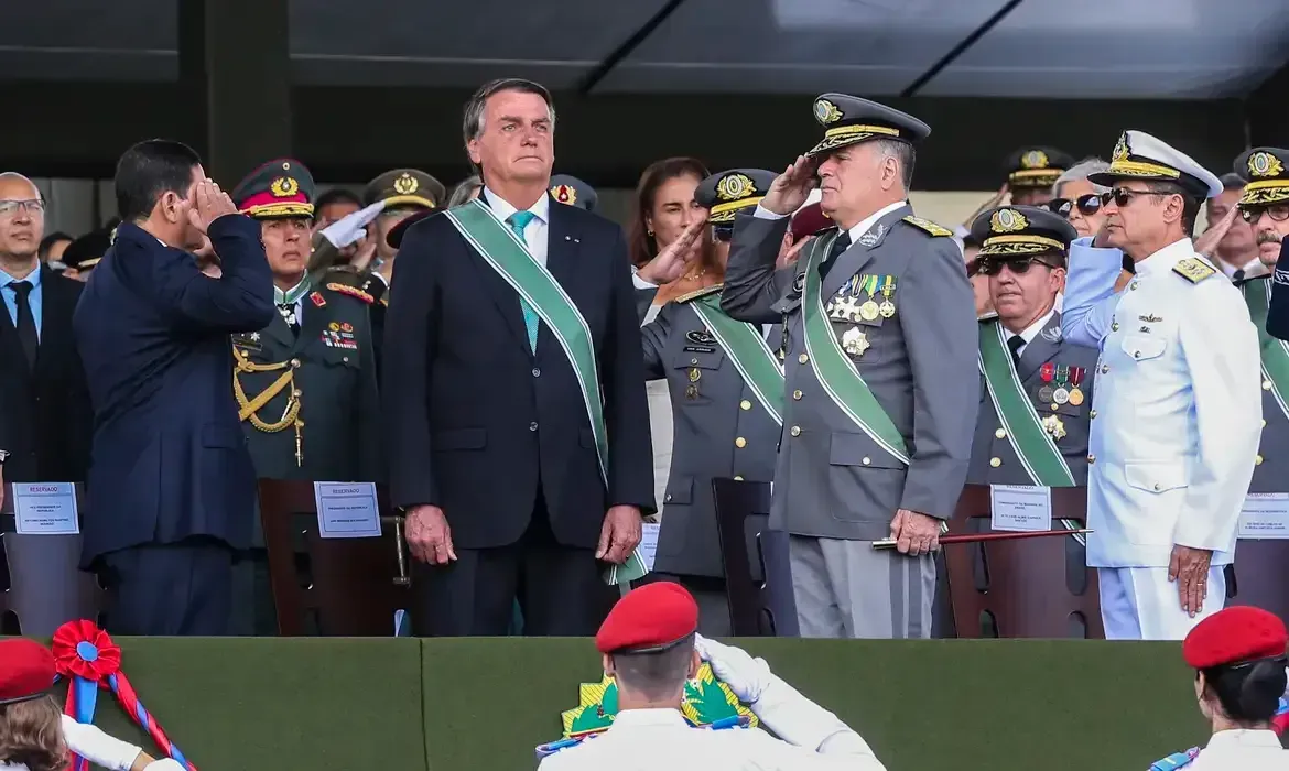 Bolsonaro e generais podem ser expulsos das Forças Armadas
