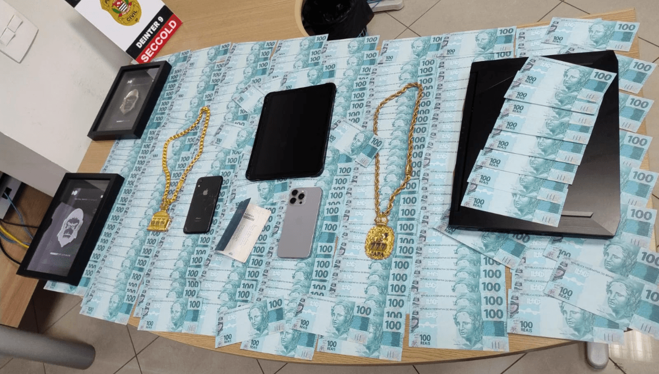 Também foram recolhidas cédulas cenográficas, entre outros objetos utilizados para ostentar nas redes sociais (Foto/Polícia Civil)