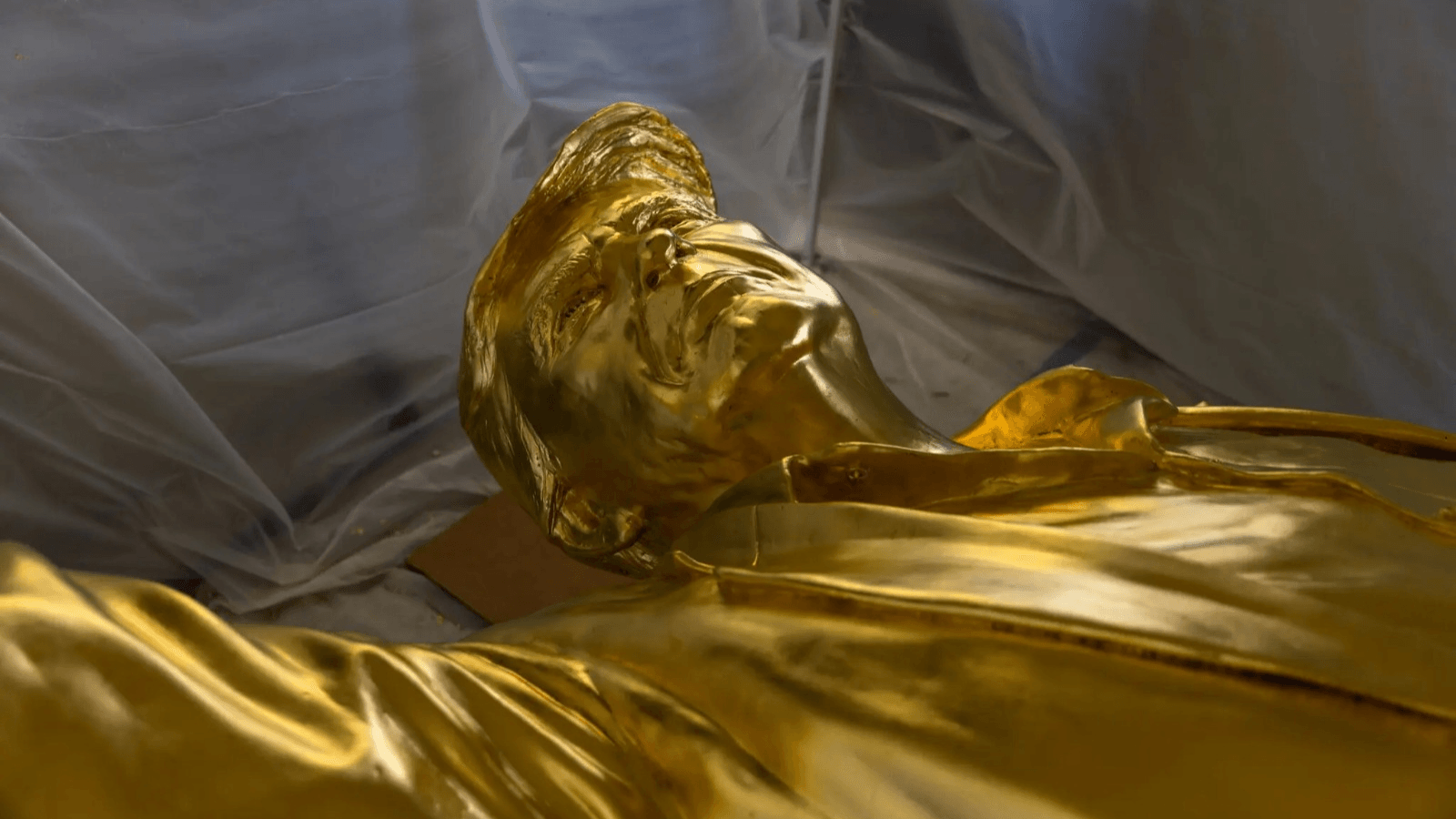 Trump ganha estátua de ouro de 4,5 metros, revela N.Y. Times