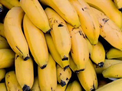 Músculos fortes e bom-humor: veja os benefícios da banana-prata pra saúde