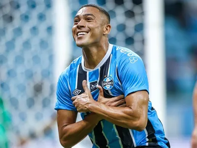 Corinthians tem interesse em Carlos Vinicius, do Grêmio; veja detalhes