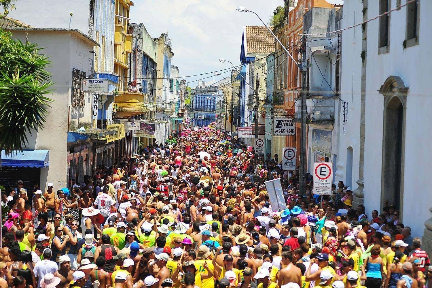 Carnaval aquece turismo no Paraná e lota hotéis no Litoral