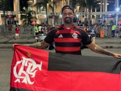 Condenado por homicídio, ex-goleiro Bruno assiste a jogo do Flamengo no RJ