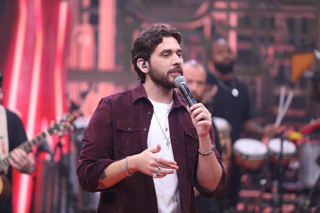 Gustavo Mioto diz que quase desistiu da carreira na música antes de hit