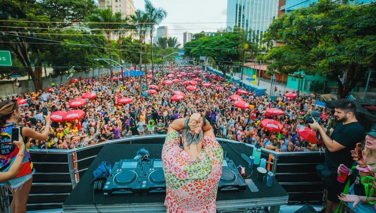 Bloco Dre Tarde em ação, com foliões fantasiados e trio elétrico tocando house/techno (Foto/DropDaily)