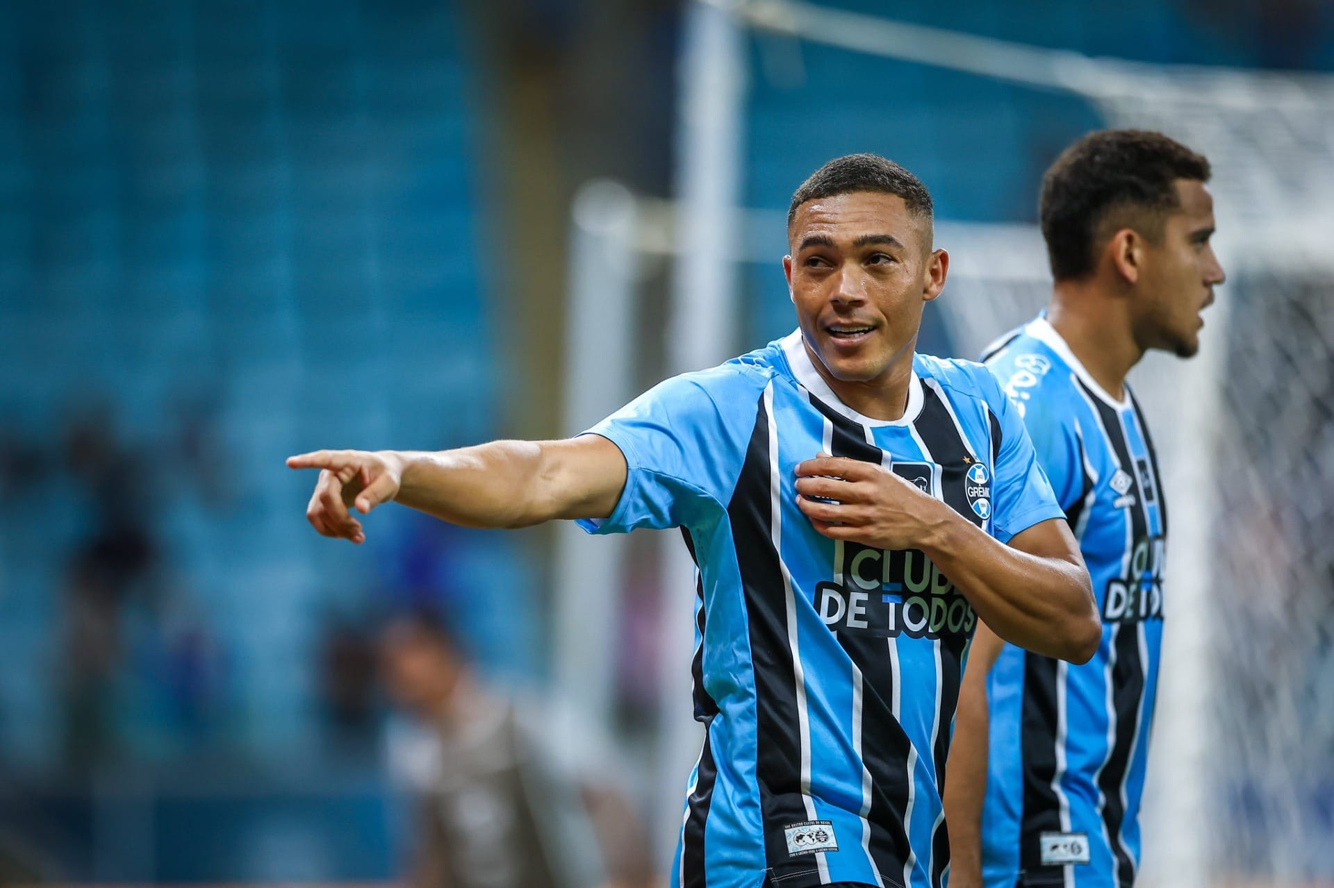 Grêmio vence Novo Hamburgo e confirma vaga nas semifinais do Gaúcho