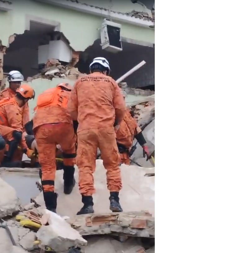 Prédio desaba no Rio e bombeiros buscam mulher e dois cães sob escombros
