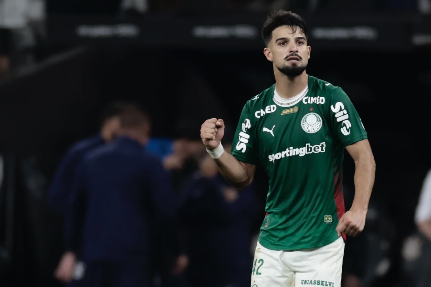 Após escorregão de Memphis, Palmeiras bate Corinthians e se classifica