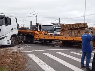 Retroescavadeira tomba em cima de carro e deixa um morto e 13 feridos