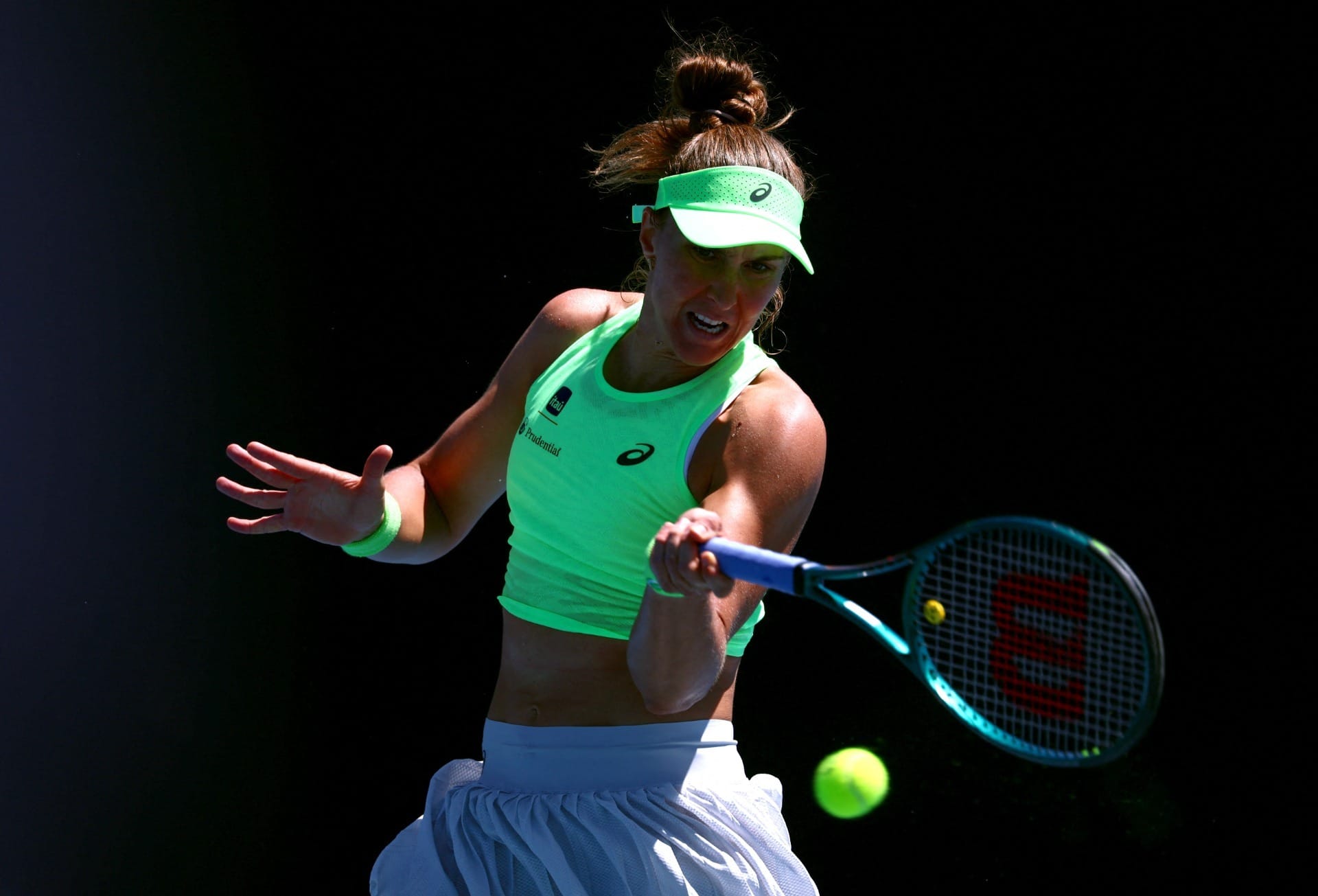 Bia Haddad é arrasada por indonésia e está fora do WTA de Doha
