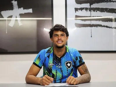 Bruno Samudio assina 1º contrato profissional com o Botafogo: "Sonho"