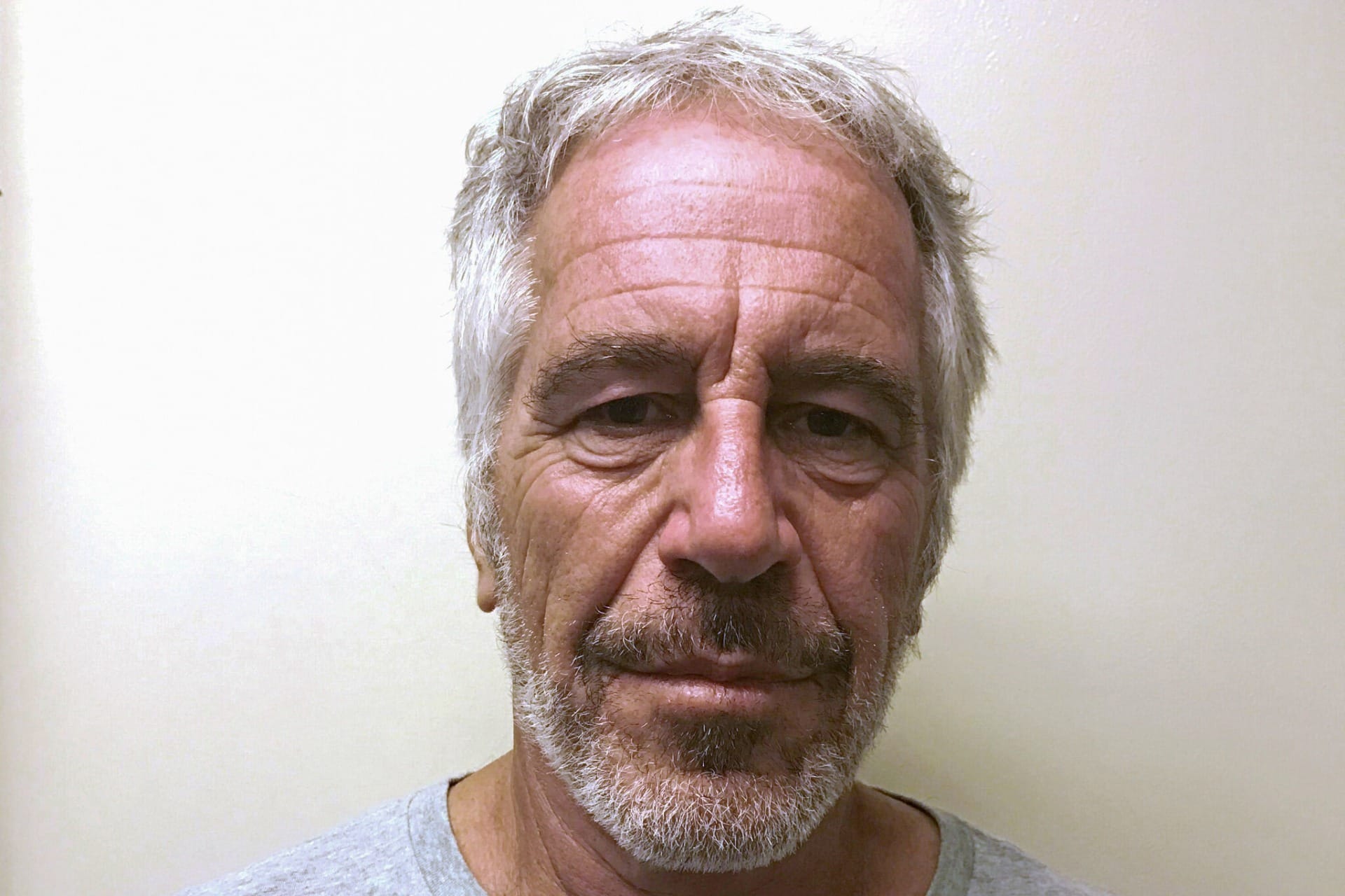 Sobreviventes de Jeffrey Epstein pressionam EUA por avanço em investigações
