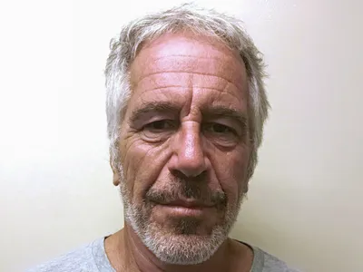 Sobreviventes de Jeffrey Epstein pressionam EUA por avanço em investigações