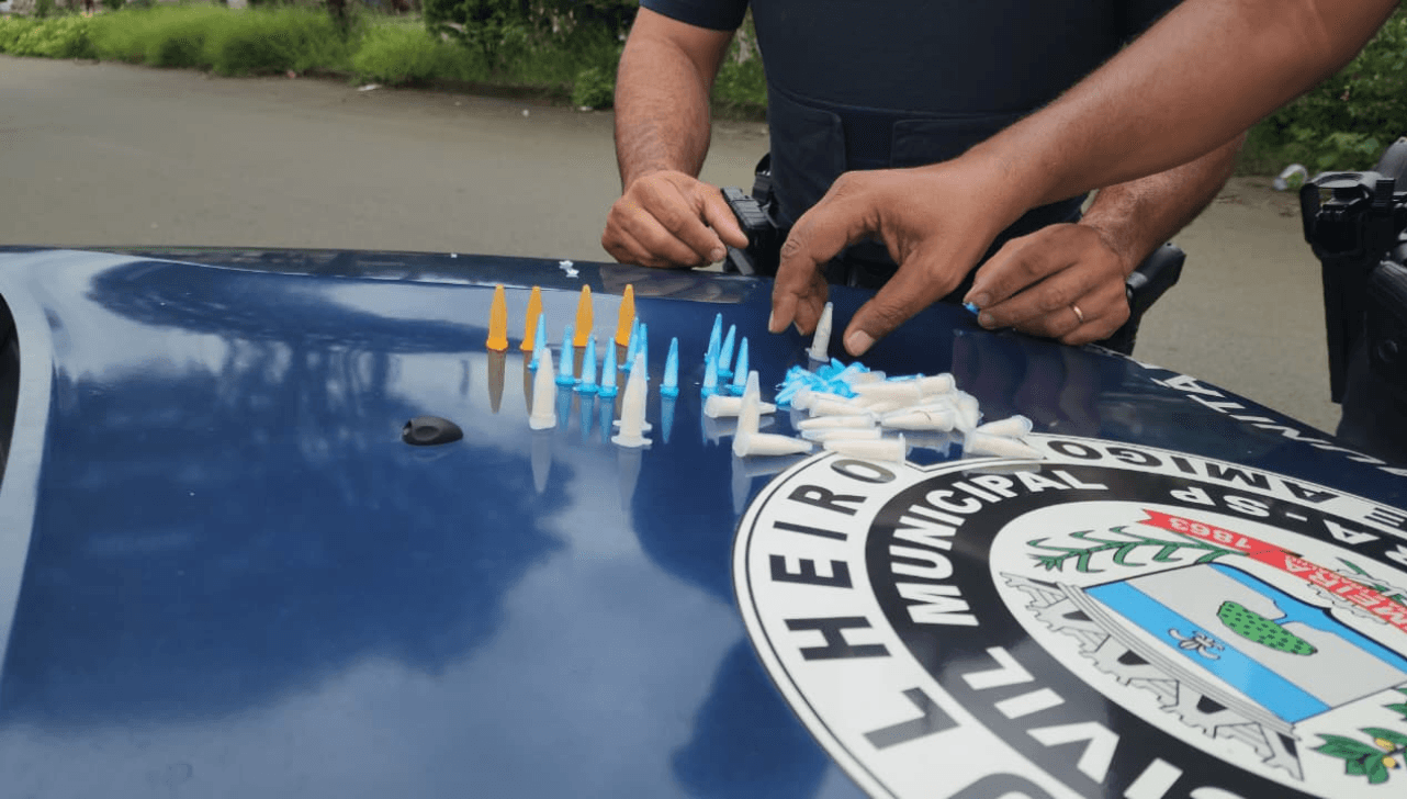 GCM localiza pinos com cocaína escondidos em muro de escola em Limeira