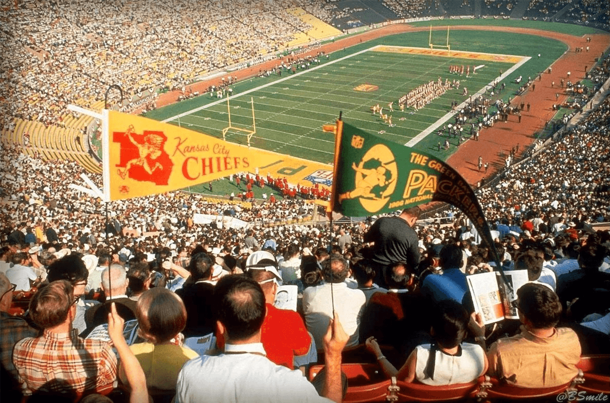 O primeiro campeonato entre ligas, disputado entre o Kansas City Chiefs (campeão da AFL) e o Green Bay Packers (campeão da NFL). Realizado em 15 de janeiro de 1967, o confronto terminou com a vitória dos Packers por 35-10 e, embora inicialmente chamado de AFL-NFL World Championship Game, a partida passou para a história como o Super Bowl I.