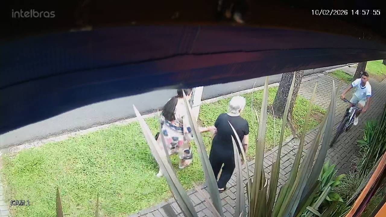 Câmera registra jovem de bicicleta roubando idosa em Curitiba