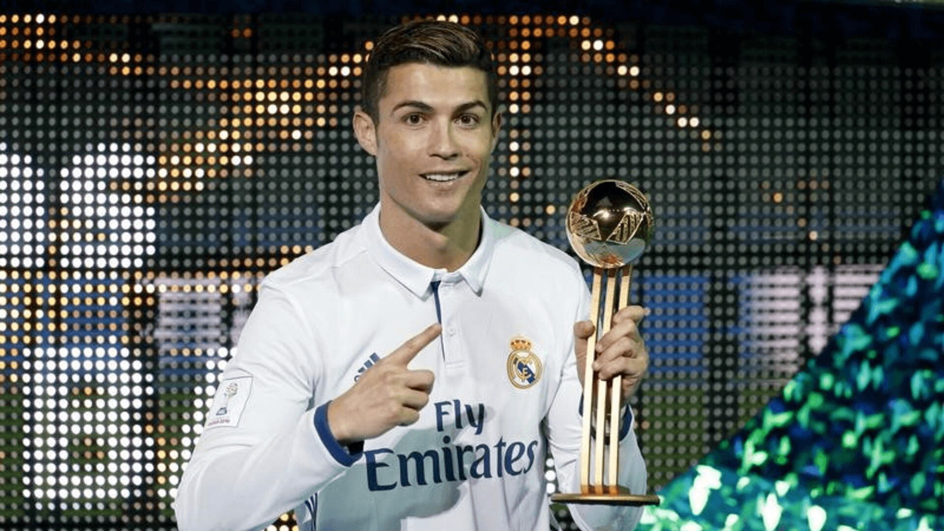 Cristiano Ronaldo com o troféu de melhor jogador do Intercontinental I Foto: Reuters/Kim Kyung-Hoon Livepic