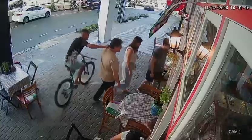 Câmeras flagram tentativa de roubo de correntinha no Bigorrilho em Curitiba