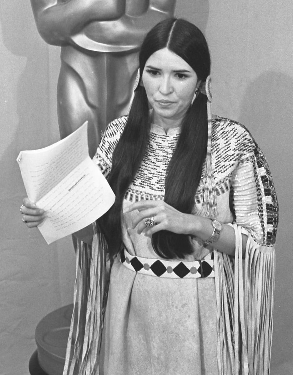 Sacheen Littlefeather segurando a declaração de Marlon Brando na cerimônia da 45ª edição do Oscar em 1973, em Los Angeles