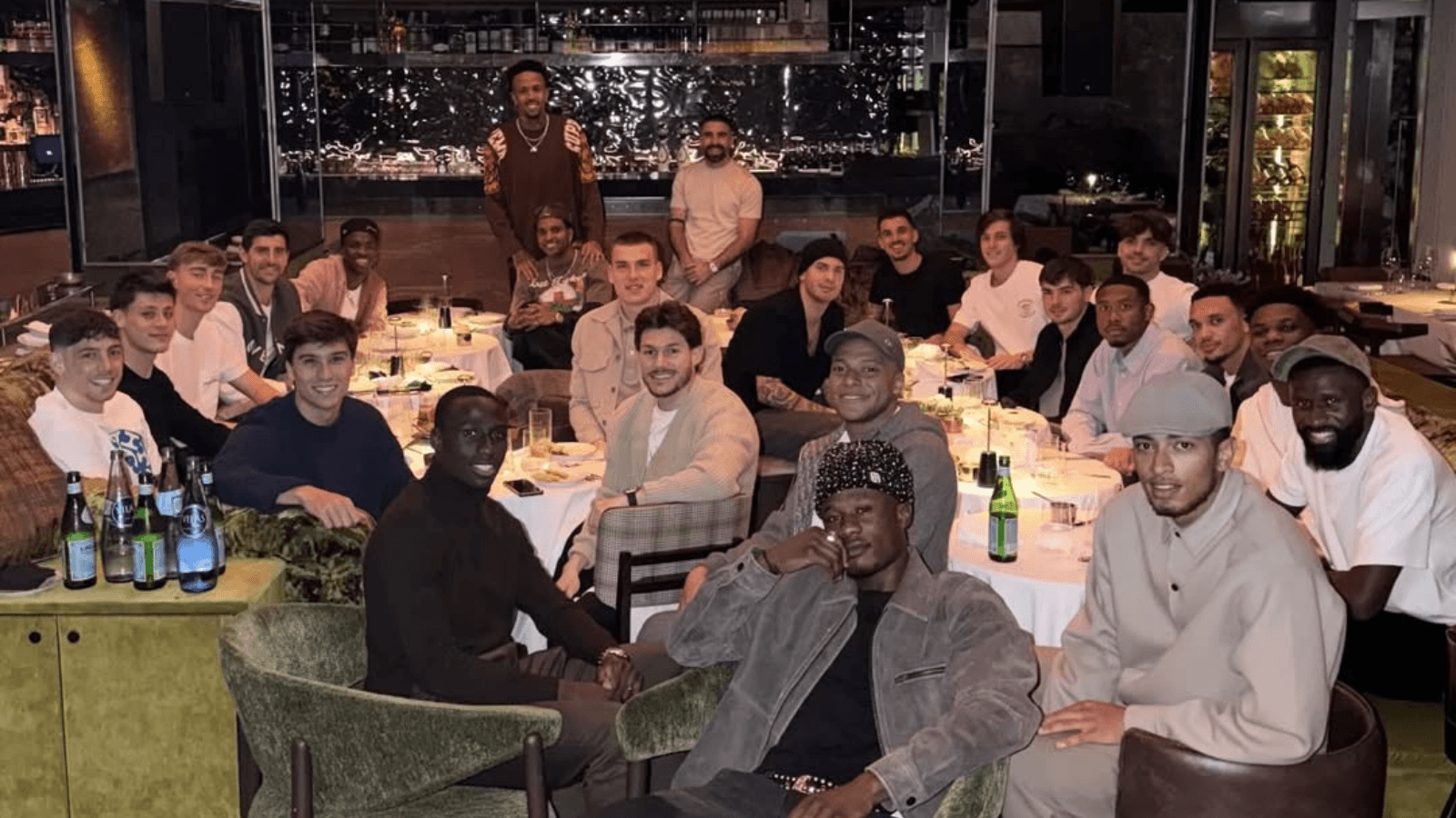 Vini Jr. e Mbappé reúnem elenco do Real Madrid em jantar antes de decisão