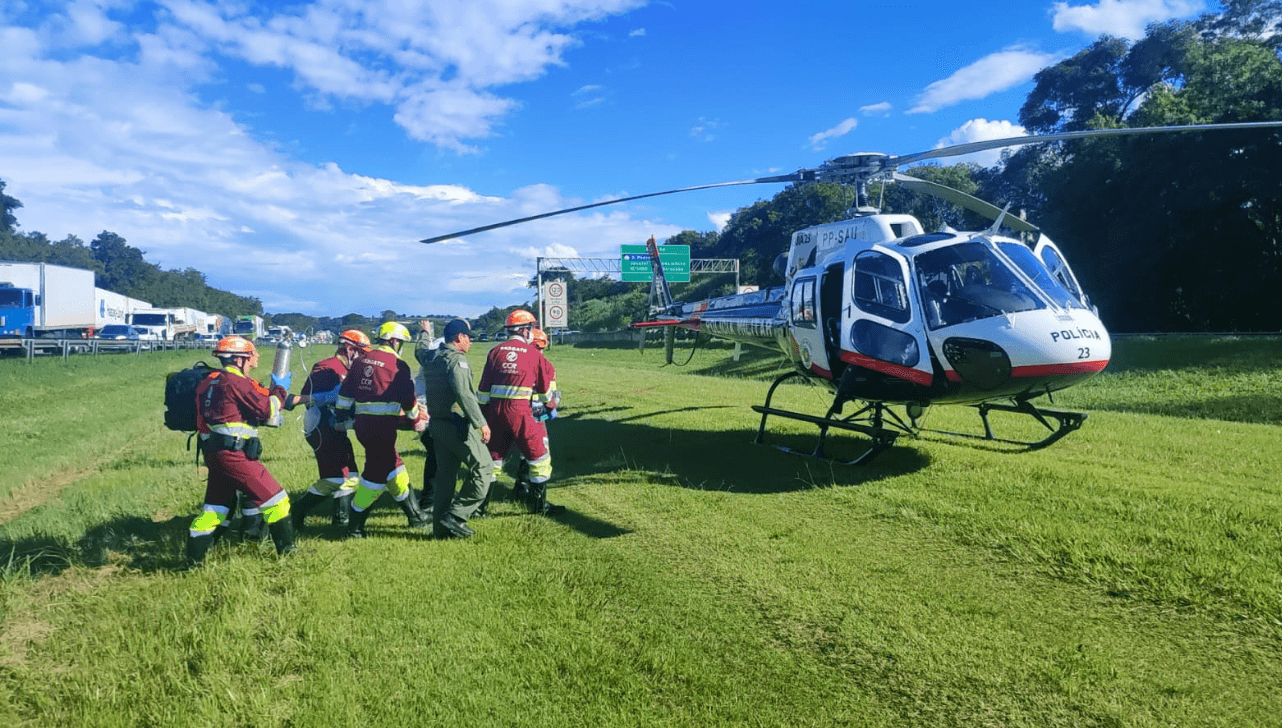 Motociclista fica em estado grave após bater em carreta na Bandeirantes