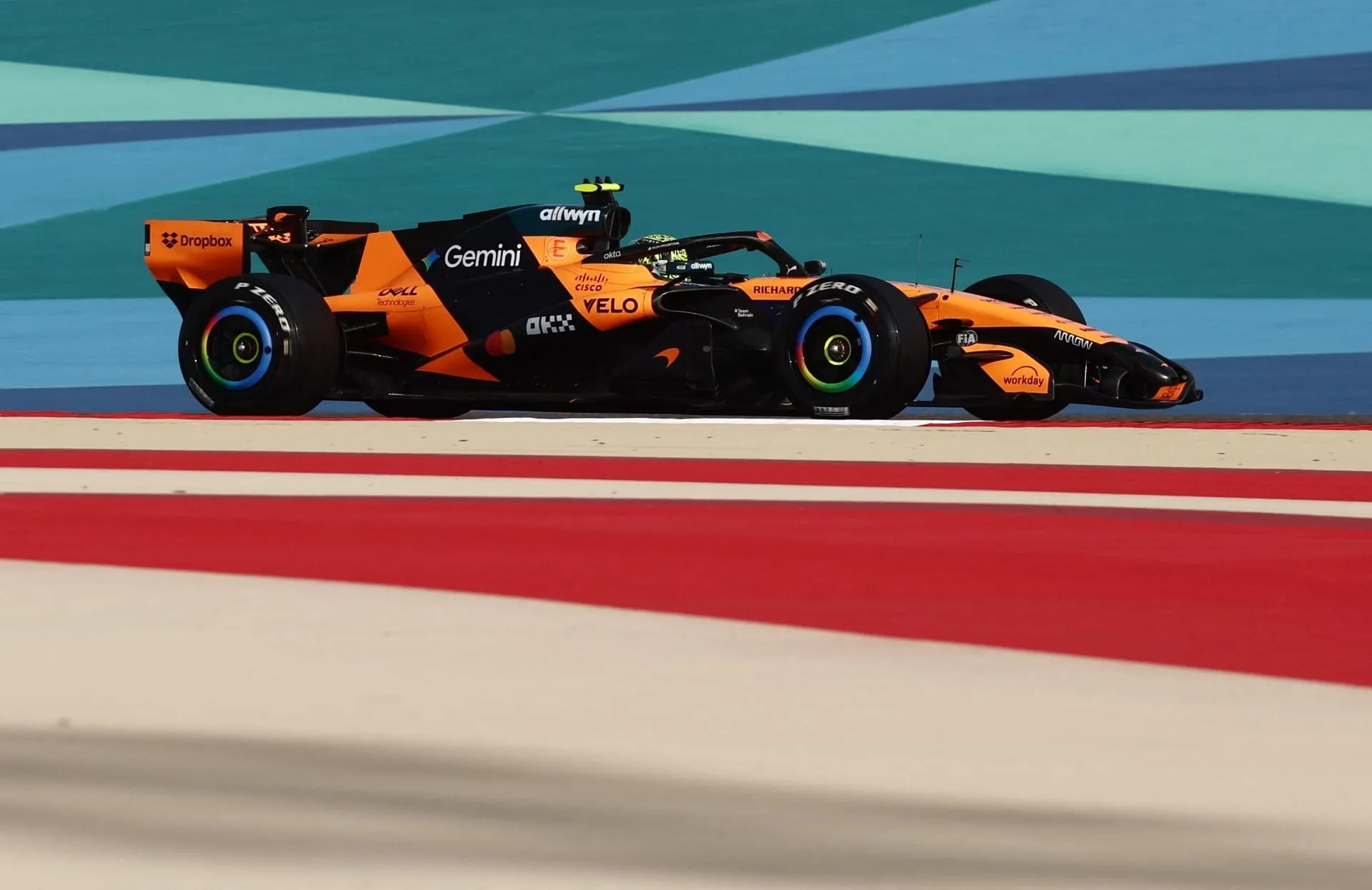 Lando Norris pilota McLaren em pré-temporada no Bahrein. Foto: REUTERS/Jakub Porzycki