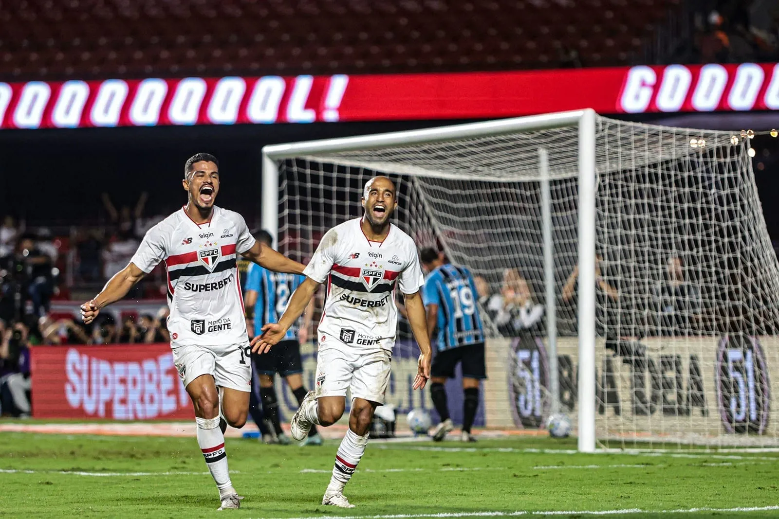 Lucas Moura comemora gol contra o Grêmio pelo Campeonato Brasileiro