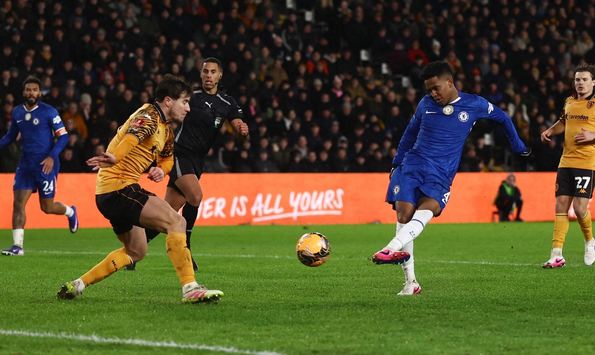 Com gol de Estêvão, Chelsea goleia e avança na Copa da Inglaterra