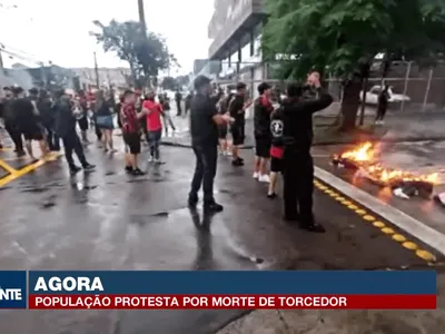 Torcedores do Athletico fecham rua após morte de torcedor no Boqueirão