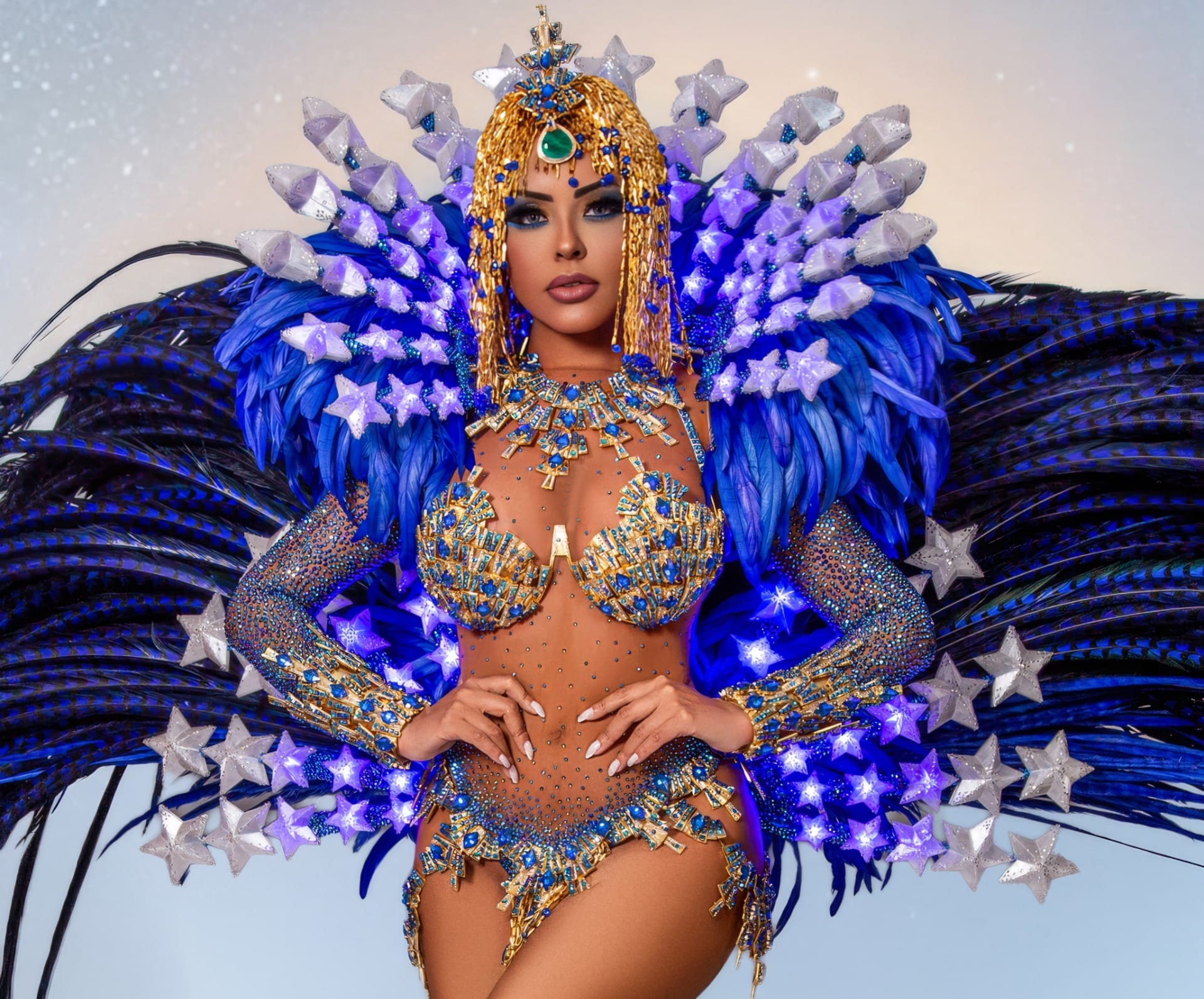 Rainha da Rosas de Ouro usa fantasia de R$ 2 milhões com pedra preciosa