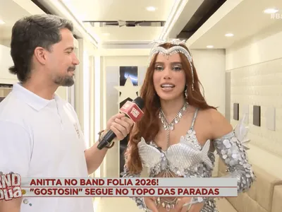 Anitta se apresenta mesmo com dores no joelho: "A idade está chegando"