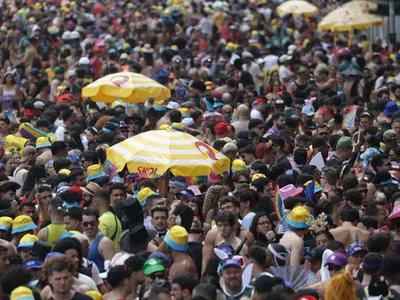 Minhoqueens celebra 10 anos e leva multidão ao Centro de SP