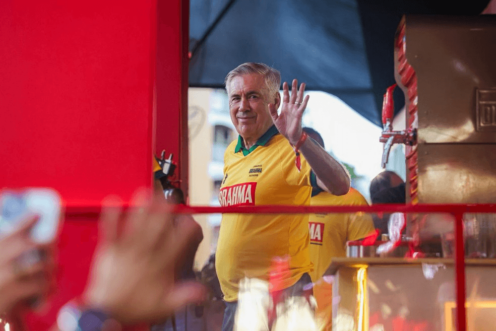 Ancelotti curte carnaval em Salvador e escuta apelo por Neymar