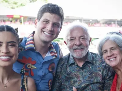 Lula acompanha Galo da Madrugada ao lado de João Campos e Tabata Amaral