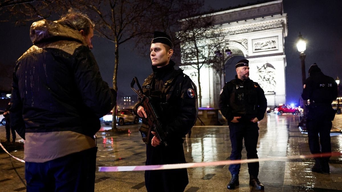Emmanuel Macron classifica ataque no Arco do Triunfo como terrorista