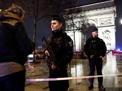 Emmanuel Macron classifica ataque no Arco do Triunfo como terrorista