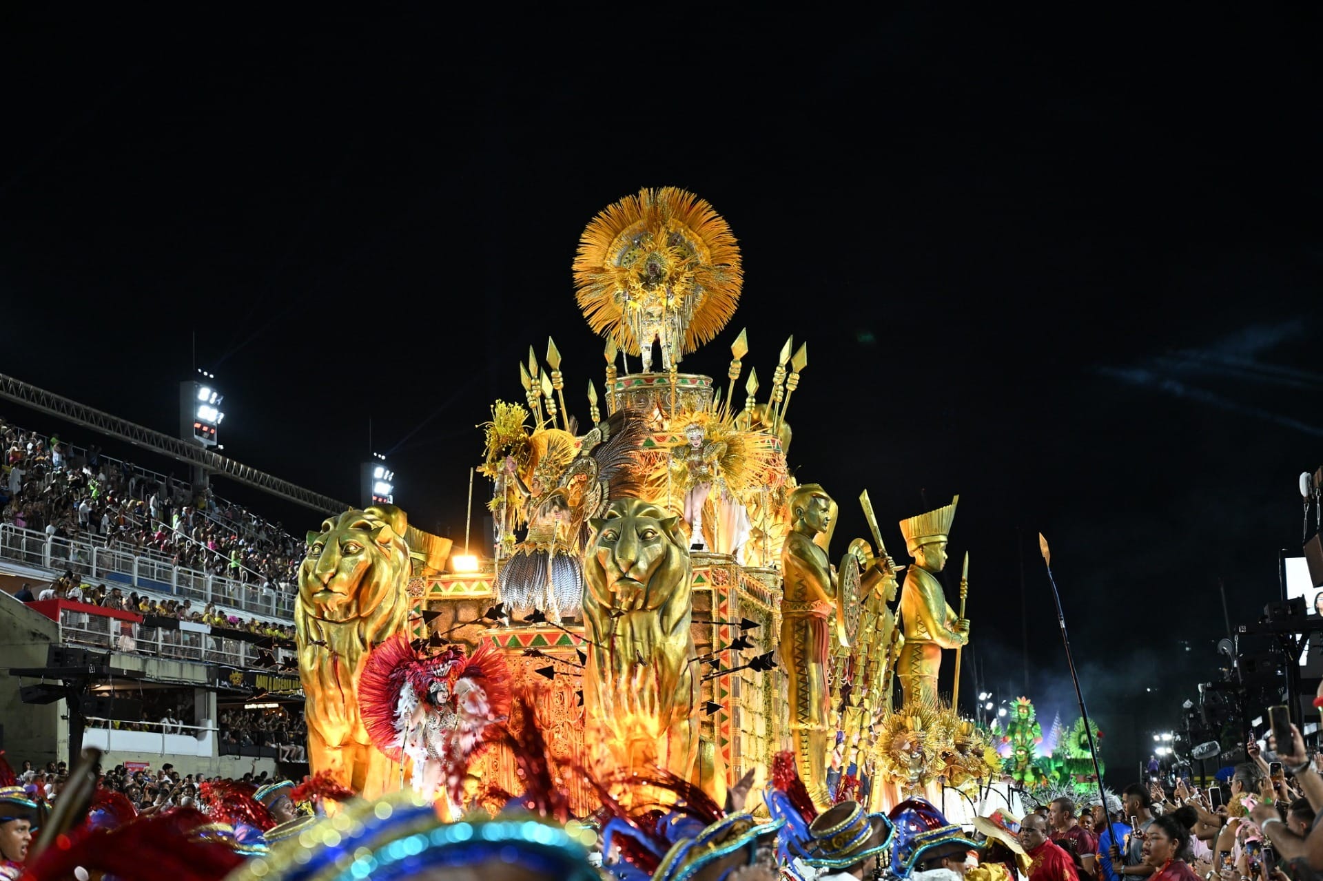 Veja imagens do primeiro dia de desfiles da Série Ouro do RJ