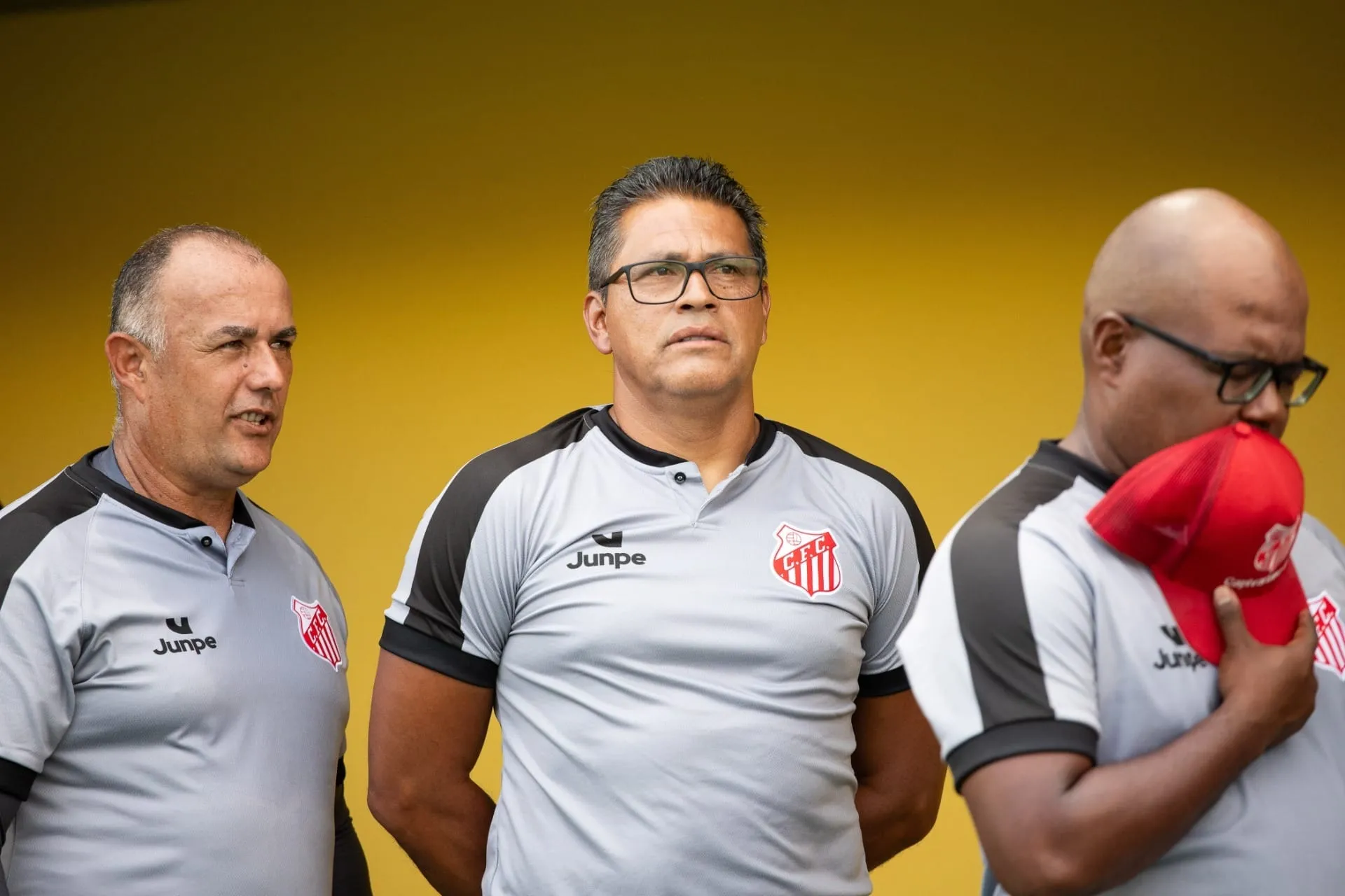 Élio Sizenando, técnico do Capivariano, ao centro da imagem no estádio Primeiro de Maio
