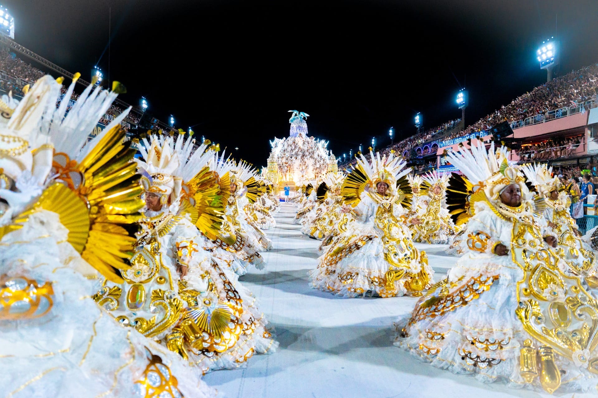 Beija-Flor celebrou a maior festa de candomblé de rua do mundo