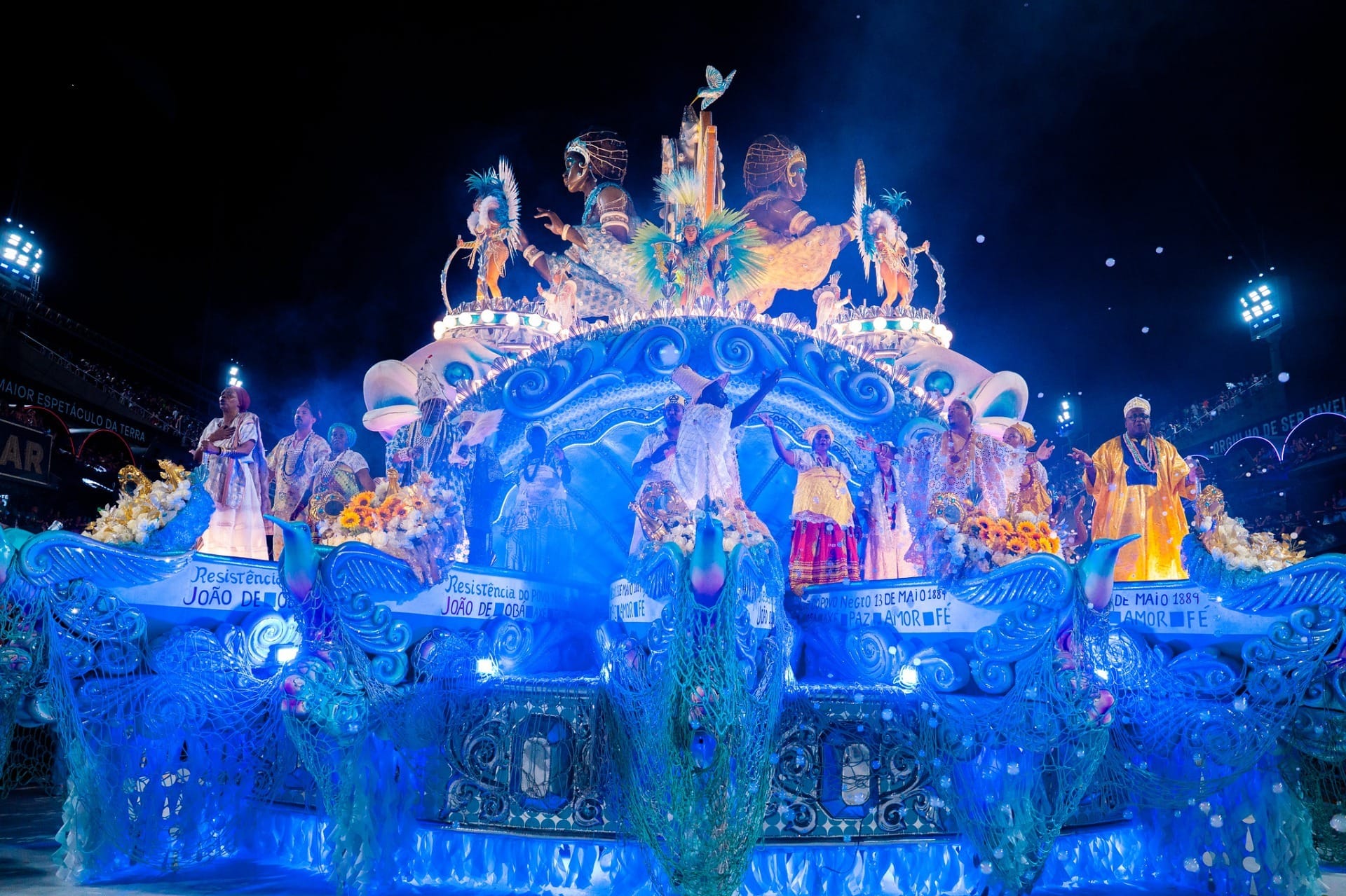 Beija-Flor celebrou a maior festa de candomblé de rua do mundo