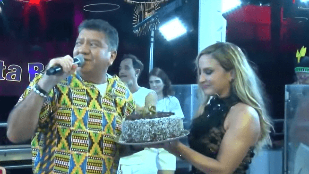 Claudia Leitte ganha bolo em cima do trio elétrico por 18 anos de carreira