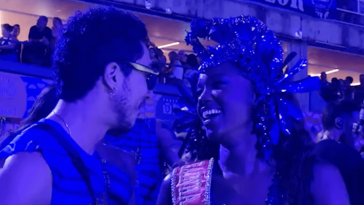 Iza aparece aos beijos com João Vitor Silva e assume o namoro
