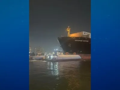 Navio atinge balsas no Porto de Santos e tripulantes pulam no mar