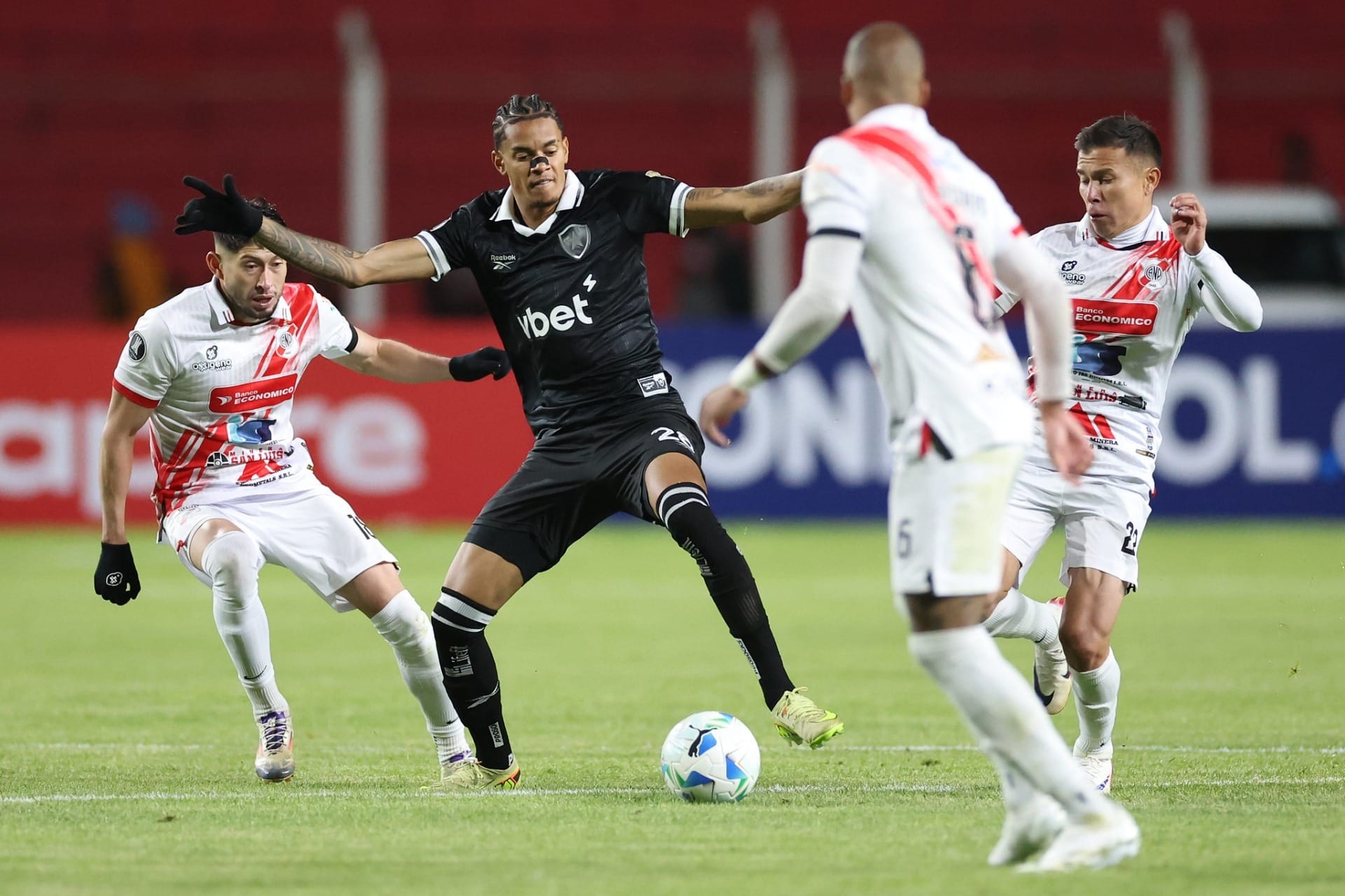 Pela Pré-Libertadores, Botafogo perde do Nacional Potosí e amplia crise