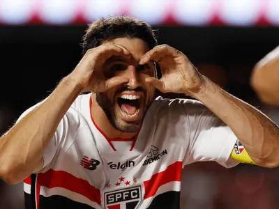 Artilheiro do São Paulo participa de torneio de pôquer; veja