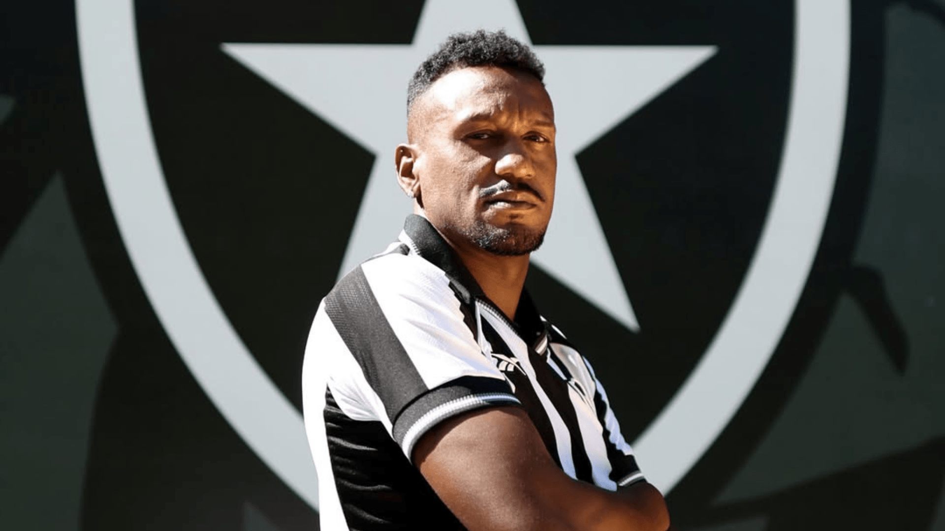 Botafogo anuncia contratação de volante ex-Grêmio e Inter; veja detalhes