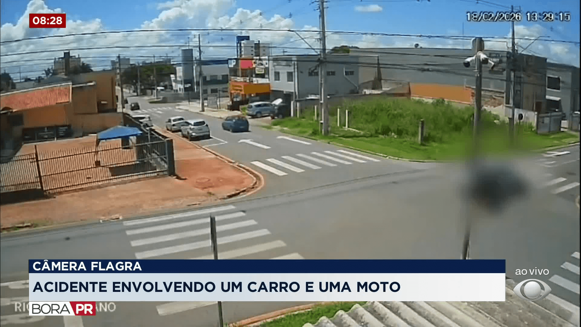 Vídeo: Carro avança preferencial e acerta moto na Fazenda Rio Grande