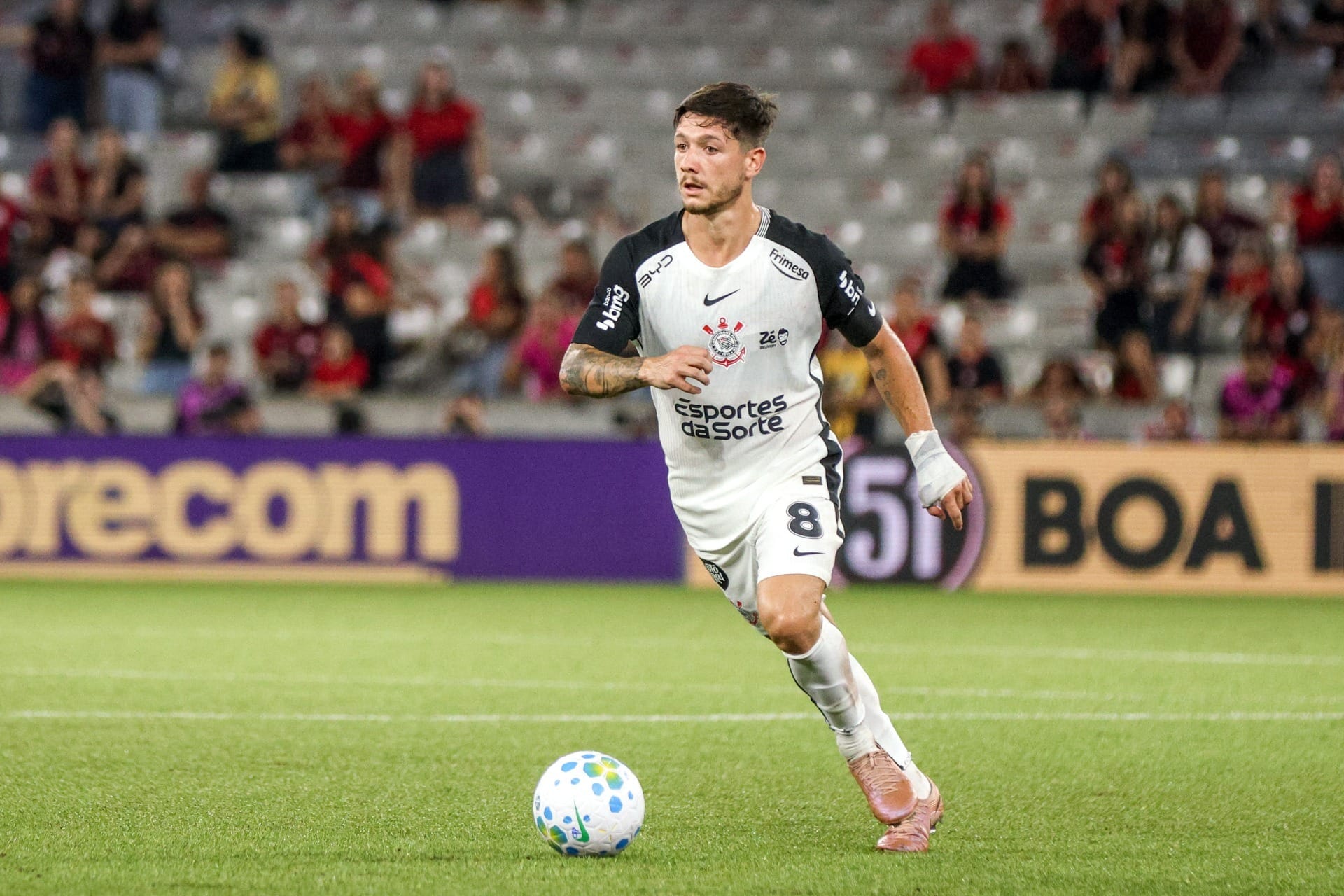 Garro marca golaço, Corinthians vence o Athletico-PR e é 5º no Brasileirão