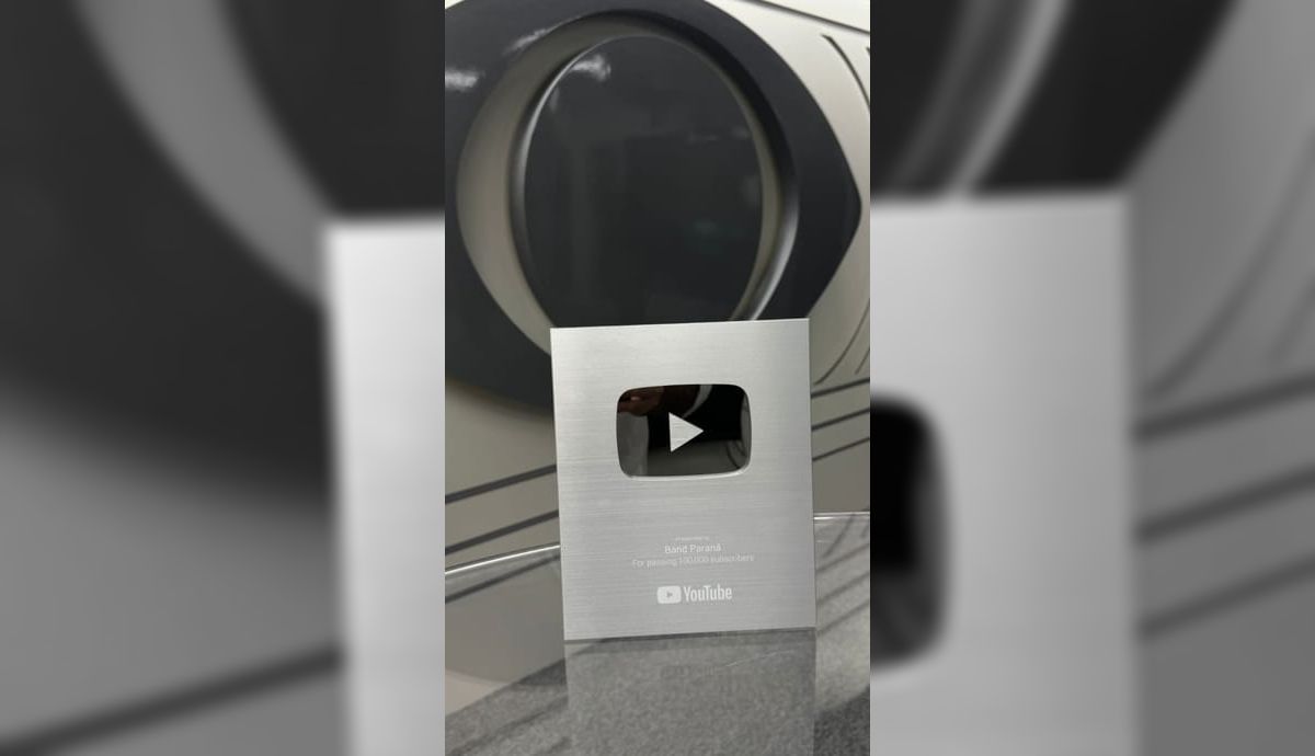 Band Paraná recebe placa do YouTube por 100 mil inscritos