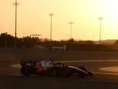 Charles Leclerc domina último dia de testes da pré-temporada da Fórmula 1